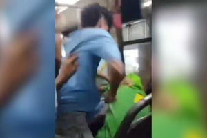 Imagem de estudante sendo agredido após esbarrar em garota - Metrópoles
