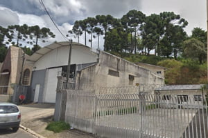 Imagem colorida mostra terreno onde homem caiu atrás de igreja na rua Antônio Simões dos Réis, no bairro Vila Sodipe, em Campos do Jordão - Metrópoles