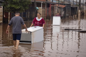 Famílias voltam para casa após enchentes no RS