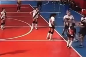 Print de vídeo em que treinador do Vasco empurra atleta sub-15