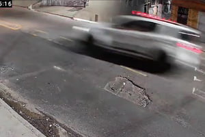 Imagem mostra frame de vídeo com viatura policial em alta velocidade - Metrópoles