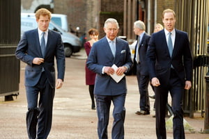 Imagem colorida- Rei Charles no meio, Harry na esquerda e William na direita.