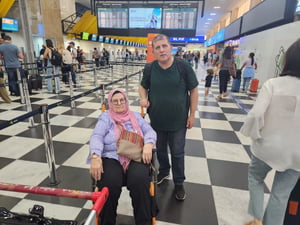 foto colorida do O médico Adib Husein e a mãe, Mesedah, que enfrentaram três dias de viagem de SP ao RS - Metrópoles