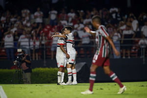 Arboleda decide e São Paulo vence Fluminense no MorumBIS