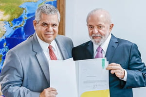Imagem colorida do advogado Antônio Fabrício de Matos Gonçalves com o presidente Lula