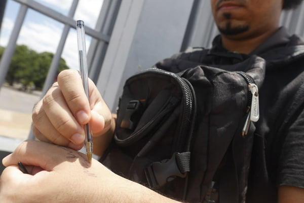 Imagem colorida de aluno testando a caneta para segunda fase do Exame Nacional do Ensino Médio ENEM Brasília DF - Metrópoles