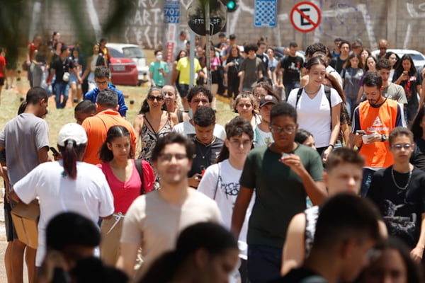 Imagem colorida de alunos chegando ao CEUB para segunda fase do Exame Nacional do Ensino Médio ENEM Brasília DF - Metrópoles