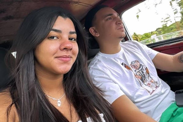 foto colorida de Ary Mirelle e joão gomes sentados em carro - metrópoles