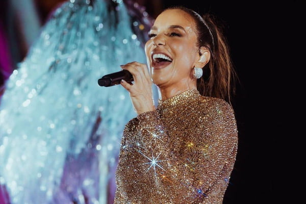 Foto colorida de Ivete Sangalo cantando - Metrópoles