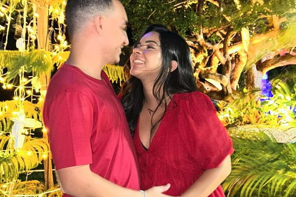 João Gomes e Ary Mirelle posam juntos e sorridentes no Natal - Metrópoles