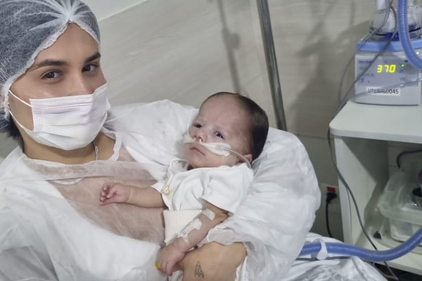 Ingra Soares posa com o filho caçula, Arthur, no hospital - Metrópoles