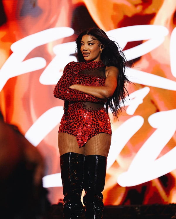 Ludmilla é clicada durante show usando um look todo vermelho - Metrópoles