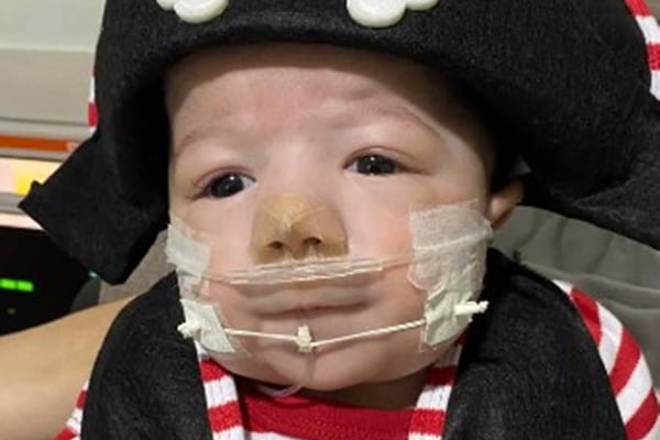 Foto colorida de Arthur, filho de Zé Vaqueiro, vestido de pirata