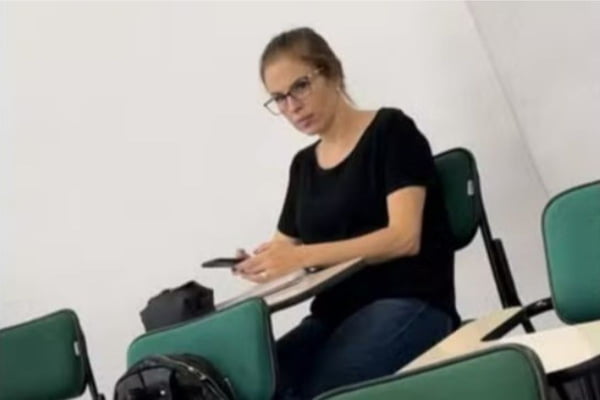 Imagem colorida mostra Suzane Von Richthofen sentada em um banco de uma faculdade no interior de São Paulo - Metrópoles