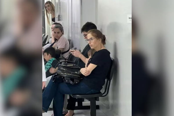 Imagem colorida mostra Suzane Von Richthofen sentada em um banco de uma faculdade no interior de São Paulo - Metrópoles