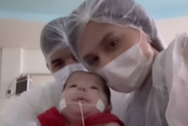 Foto colorida de Zé Vaqueiro, Ingra e Arthur no hospital - Metrópoles