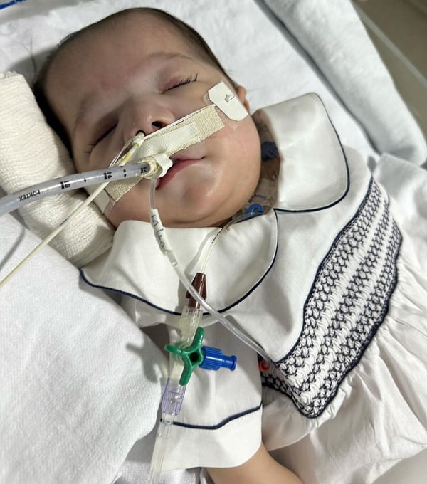 Arthur, filho de Zé Vaqueiro, é clicado após seu batizado no hospital - Metrópoles