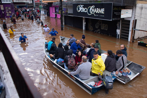 Pessoas são evacuadas em barco após o Inundação do rio Guaíba no bairro Sarandi em Porto Alegre, Brasil - Metrópoles