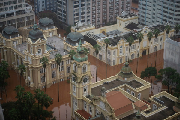 Vista aérea das ruas inundadas próximo ao museu de arte do Rio Grande do Sul após o transbordamento do rio Guaíba - Metrópoles