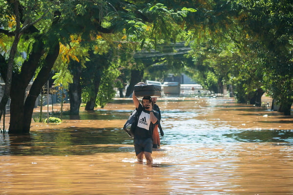 Moradores são retirados de casa após enchente do rio Guaíba - metrópoles