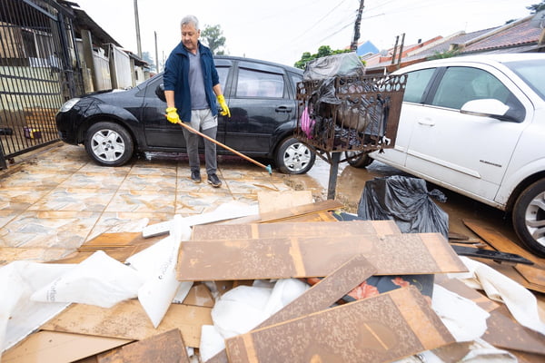 Famílias voltam para casa após enchentes no RS