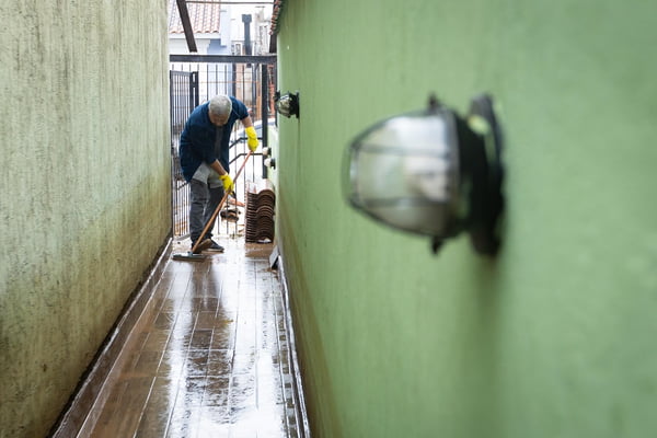 Famílias voltam para casa após enchentes no RS