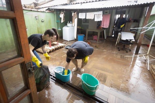 Famílias voltam para casa após enchentes no RS