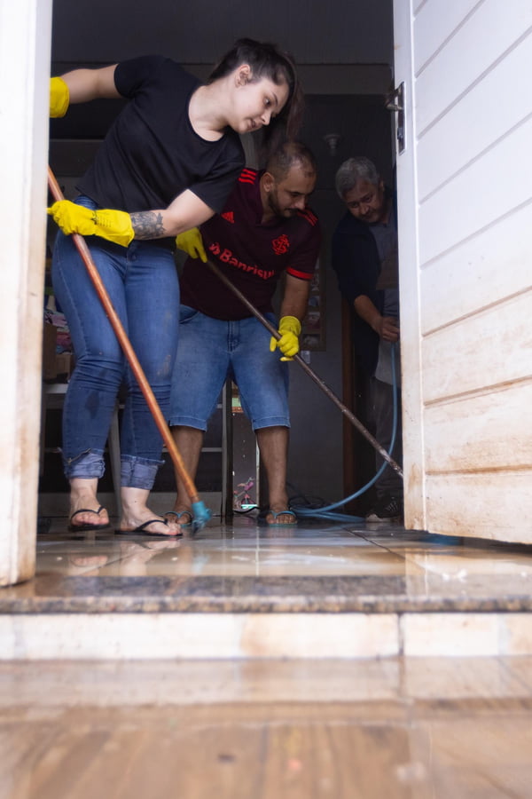 Famílias voltam para casa após enchentes no RS