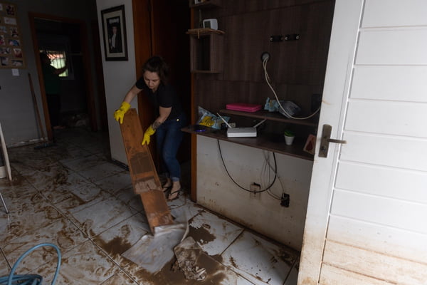 Famílias voltam para casa após enchentes no RS