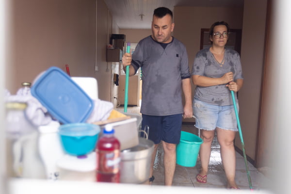 Famílias voltam para casa após enchentes no RS