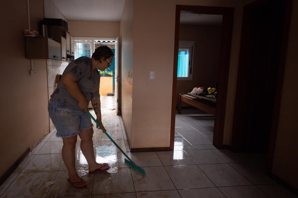 Famílias voltam para casa após enchentes no RS
