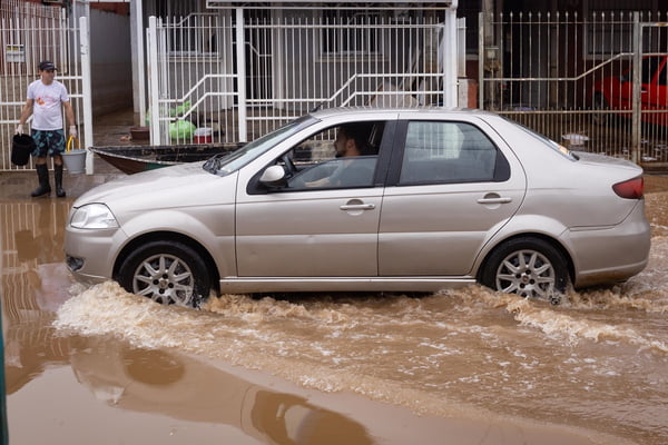 Famílias voltam para casa após enchentes no RS