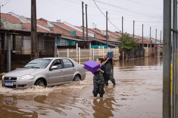 Famílias voltam para casa após enchentes no RS