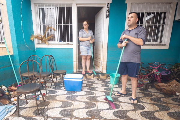 Famílias voltam para casa após enchentes no RS
