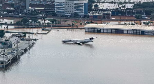 imagem mostra o aviao ilhado no aeroporto salgado filho
