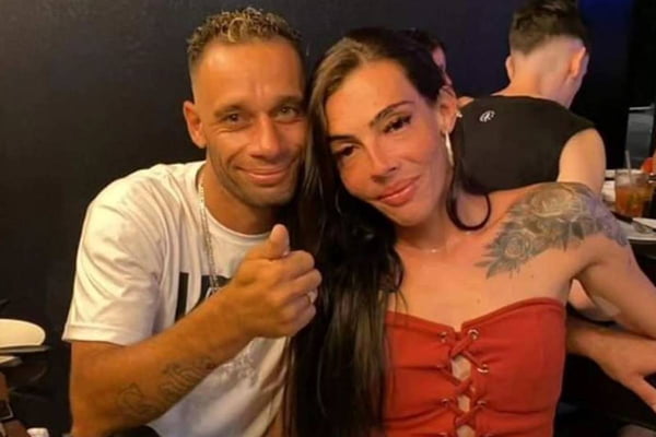foto colorida de homem e mulher fazendo pose - metrópoles