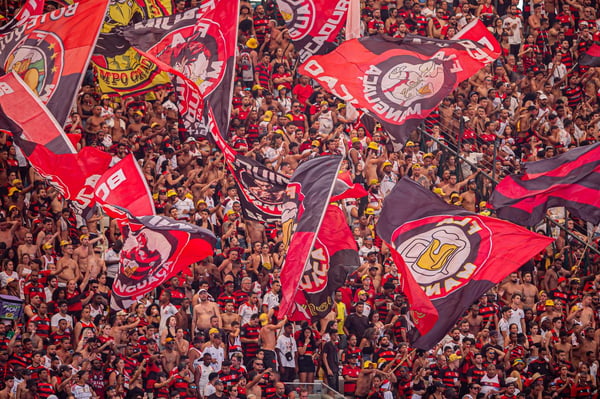 Imagem colorida de torcedores do flamengo durante clássico contra o Botafogo- Metrópoles