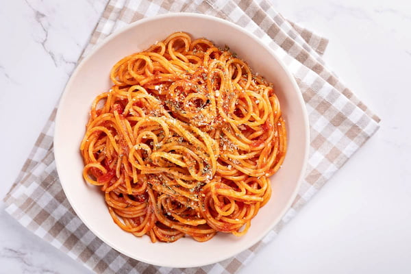 Foto colorida - Macarrão com molho de tomate