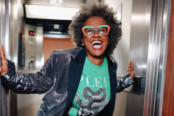 foto colorida de Sandra Sá em elevador - metrópoles