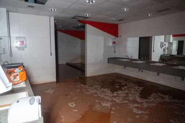 Imagem colorida do Beira-Rio inundado - Metrópoles