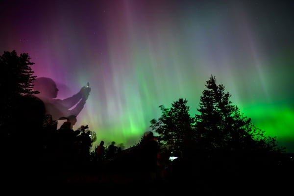 Foto colorida mostra aurora boreal - Metrópoles
