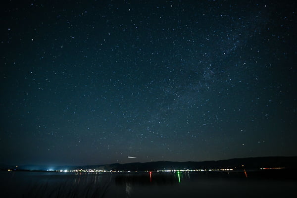 Foto colorida mostra aurora boreal - Metrópoles