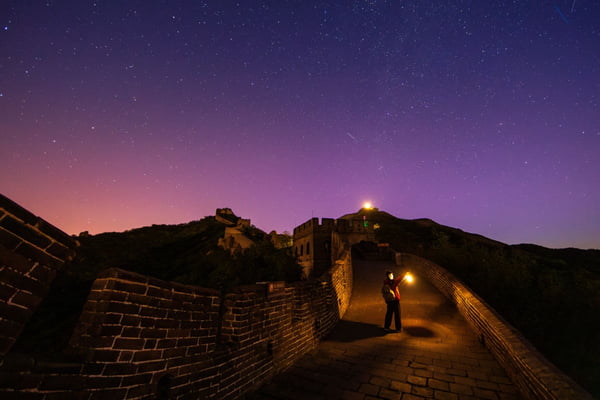 Foto colorida mostra aurora boreal - Metrópoles