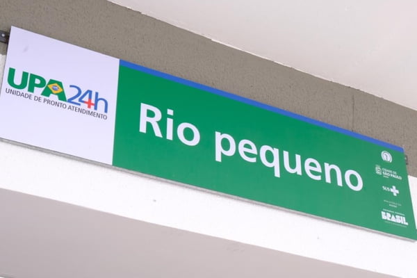 foto colorida de placa na entrada da UPA Rio Pequeno, na zona oeste de SP - Metrópoles