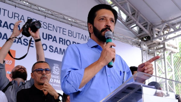foto colorida do prefeito Ricardo Nunes ao inaugurar, em 25/4/24, a UPA Rio Pequeno, zona oeste de SP - Metrópoles