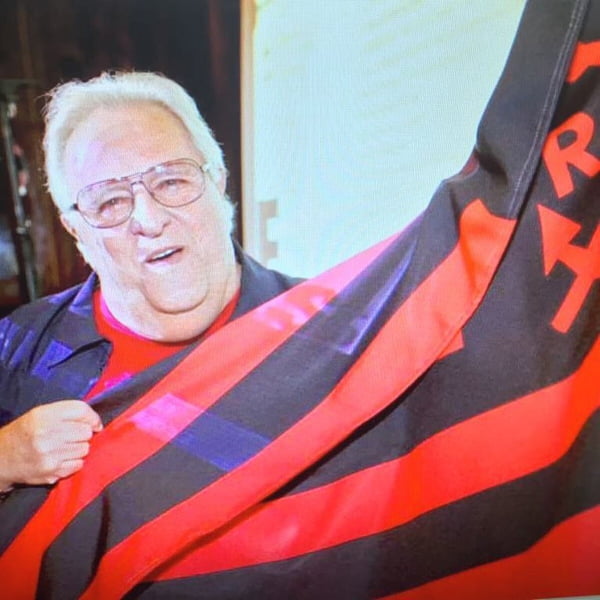 Apolinho posa com a bandeira do Flamengo - Metrópoles