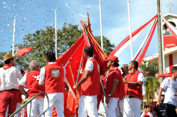 Foto de homens carregando bandeiras vermelhas