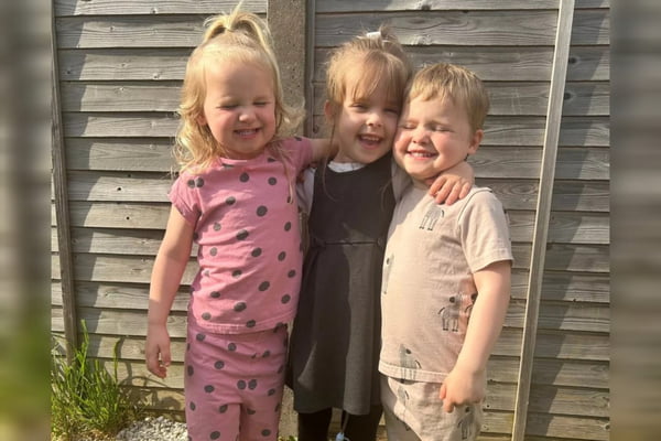 Foto mostra a pequena Harlow Gardner, que possuiu uma doença genética rara que só ela possui no mundo, ao lado de seus irmãos