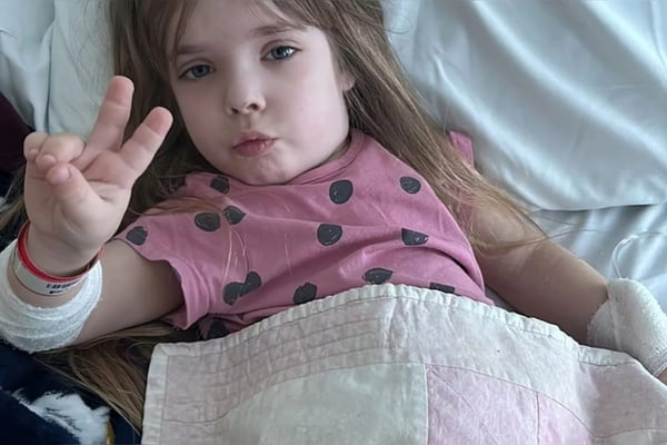 Foto mostra a pequena Harlow Gardner, que possuiu uma doença genética rara que só ela possui no mundo
