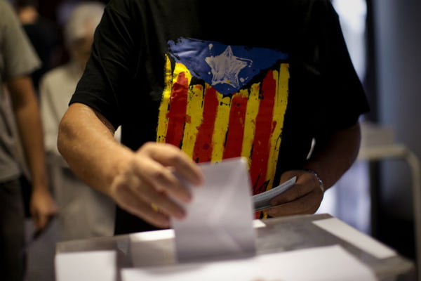 Manifestantes contrários a independência da Catalunha protestam contra plebiscito